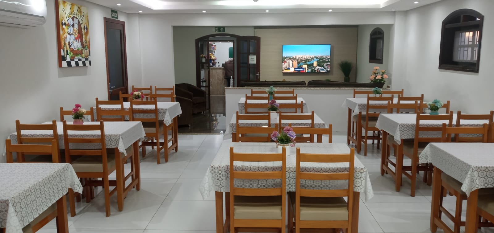 Salão de café da manhã amplo e organizado