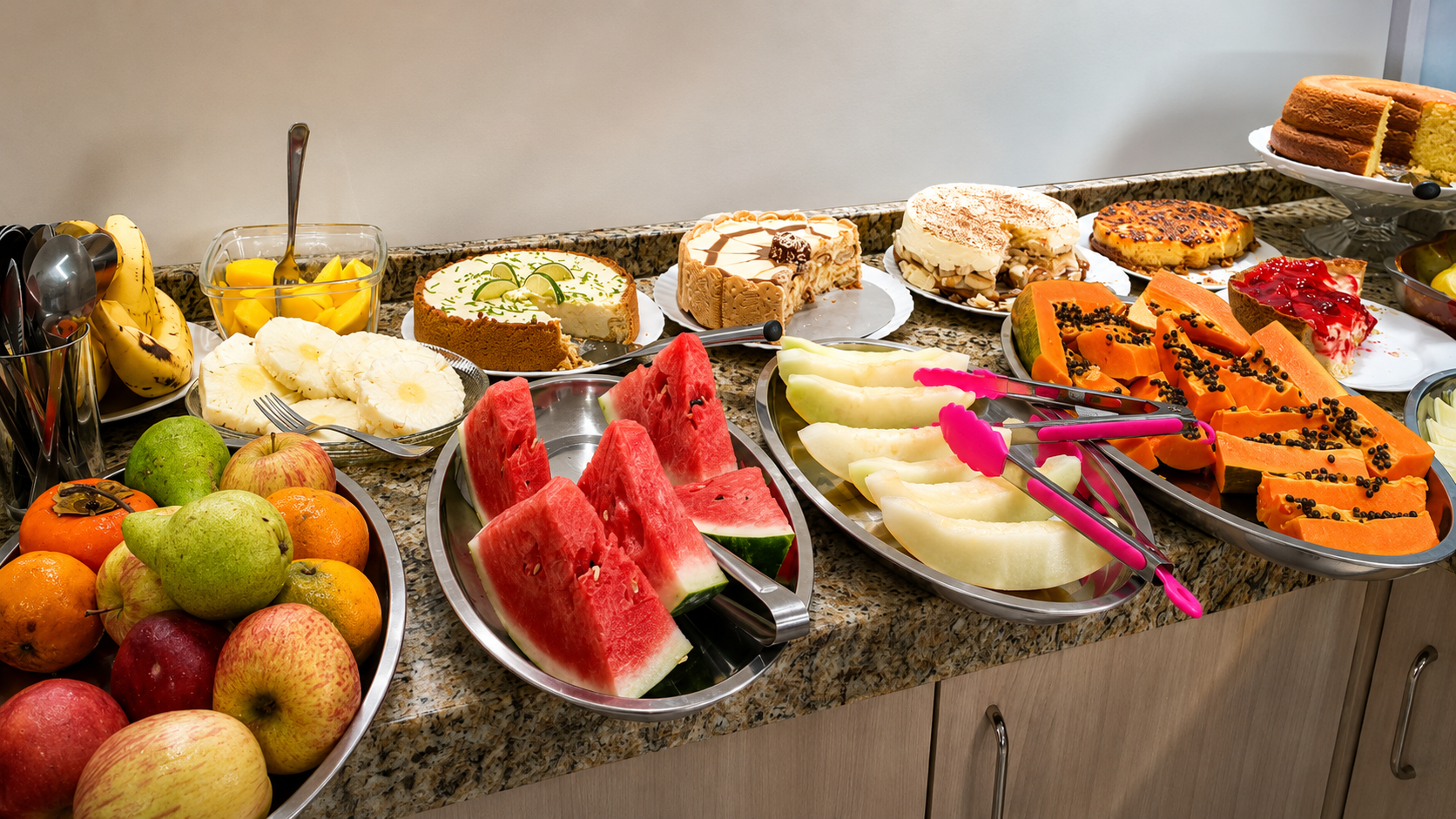 Variedade de frutas frescas no café da manhã do HS Hotel Ibaiti