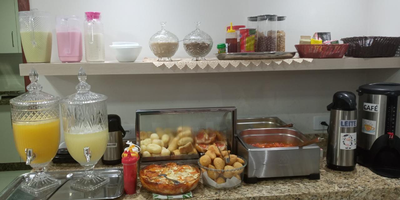 Sucos, café, leite e opções quentes do café da manhã