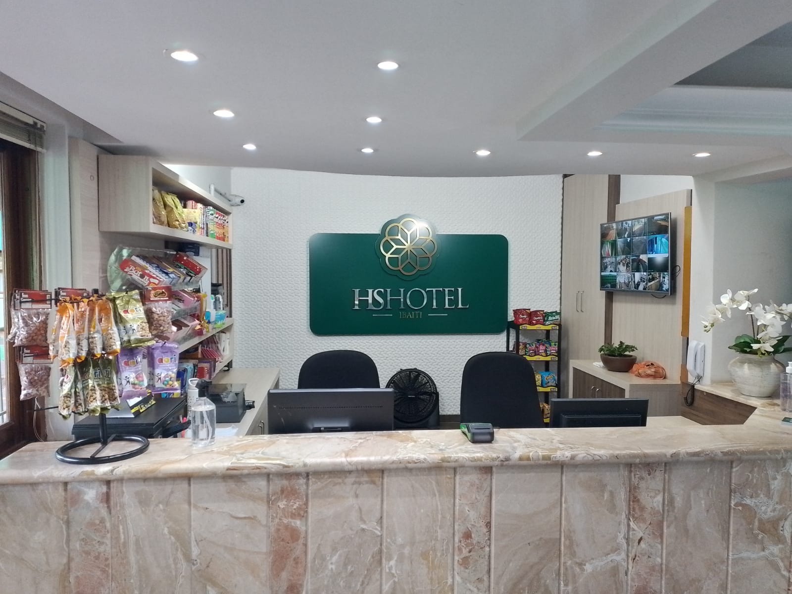Balcão de atendimento da recepção do HS Hotel Ibaiti
