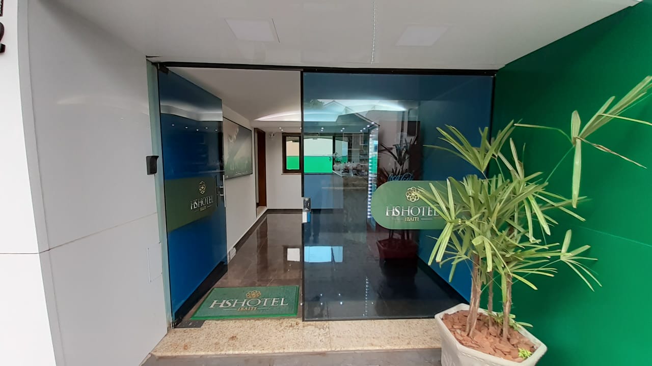 Entrada principal envidraçada do HS Hotel Ibaiti