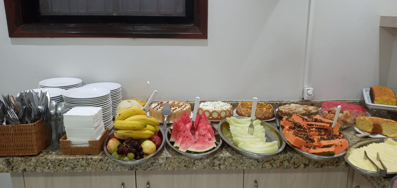 Frutas frescas, bolos e frios servidos no café da manhã