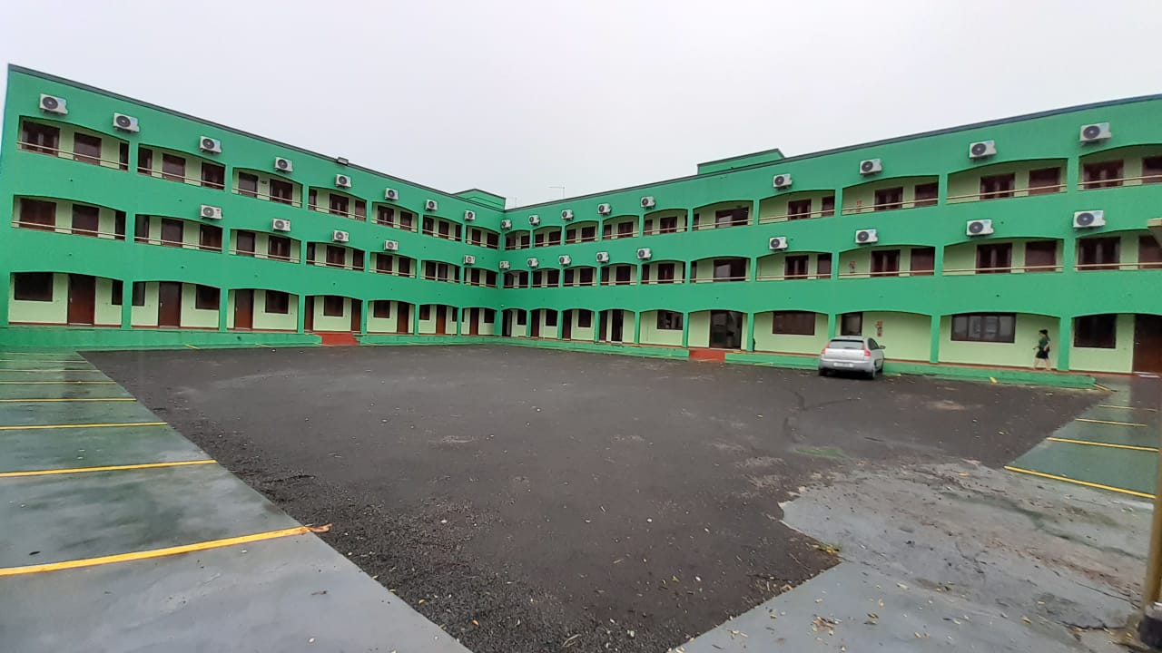 Estacionamento amplo do HS Hotel Ibaiti
