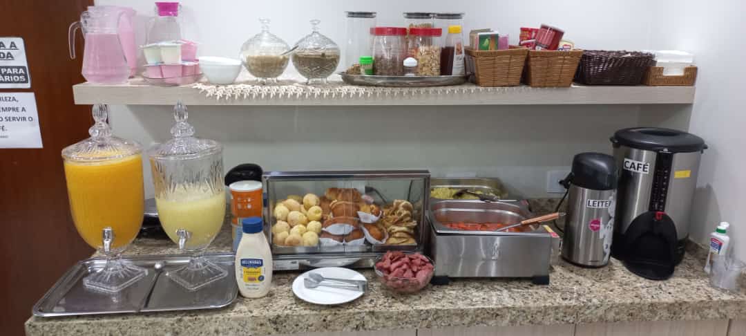 Bebidas, salgados e acompanhamentos do café da manhã