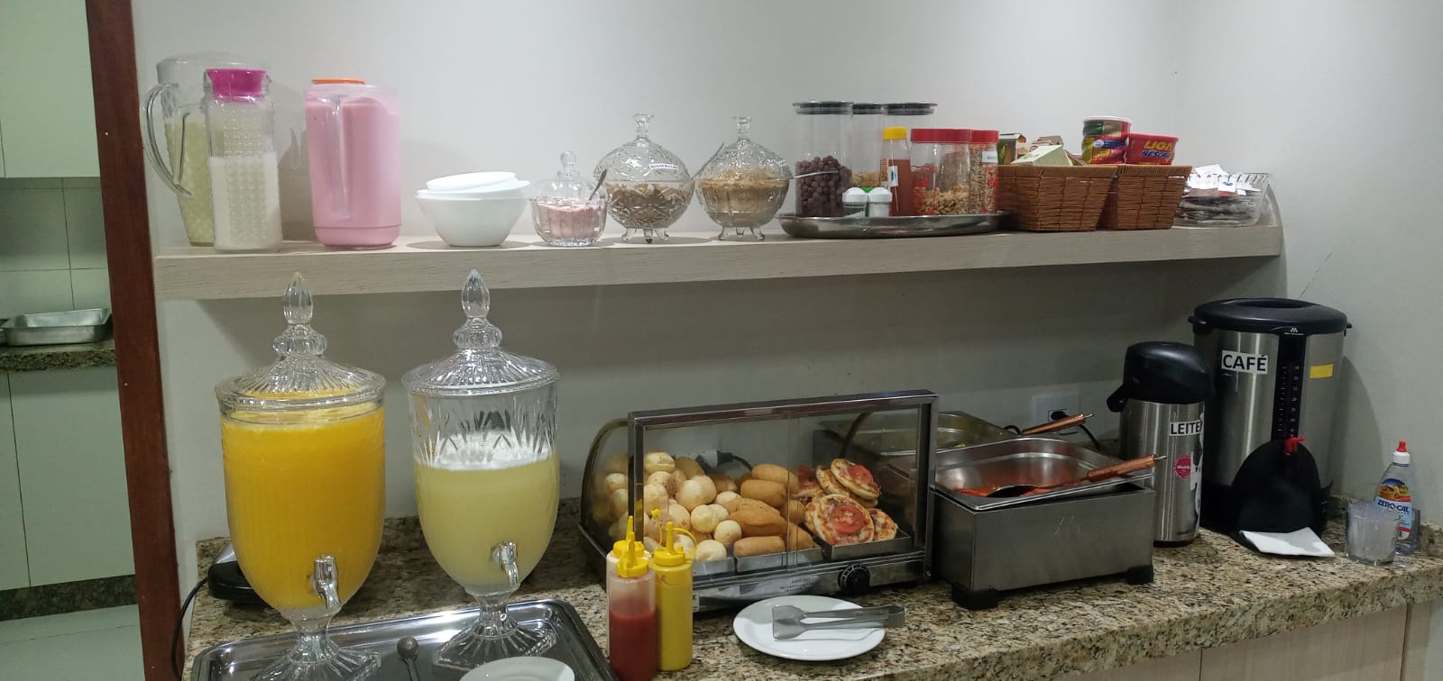 Sucos, café e salgados servidos no café da manhã