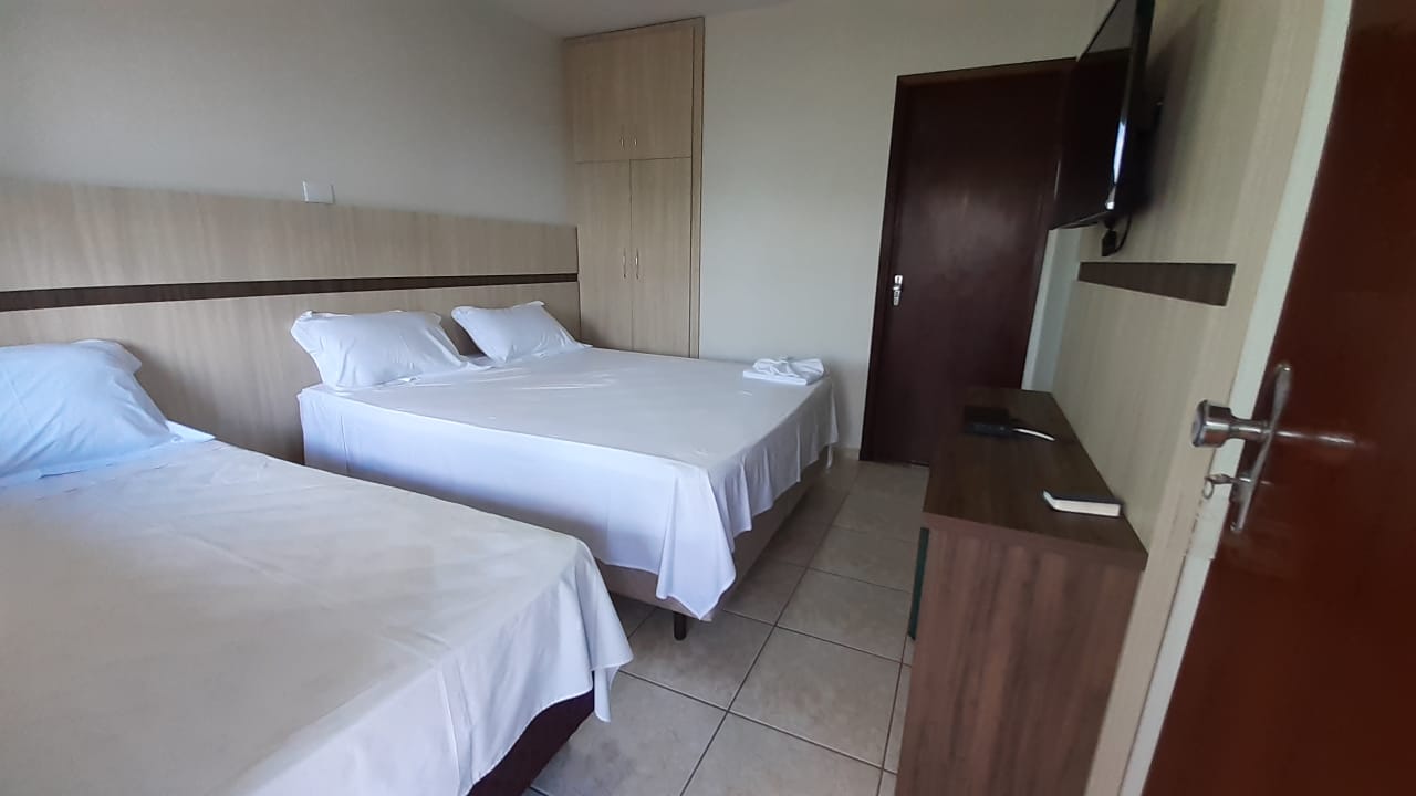 Quarto amplo com cama de casal e cama de solteiro