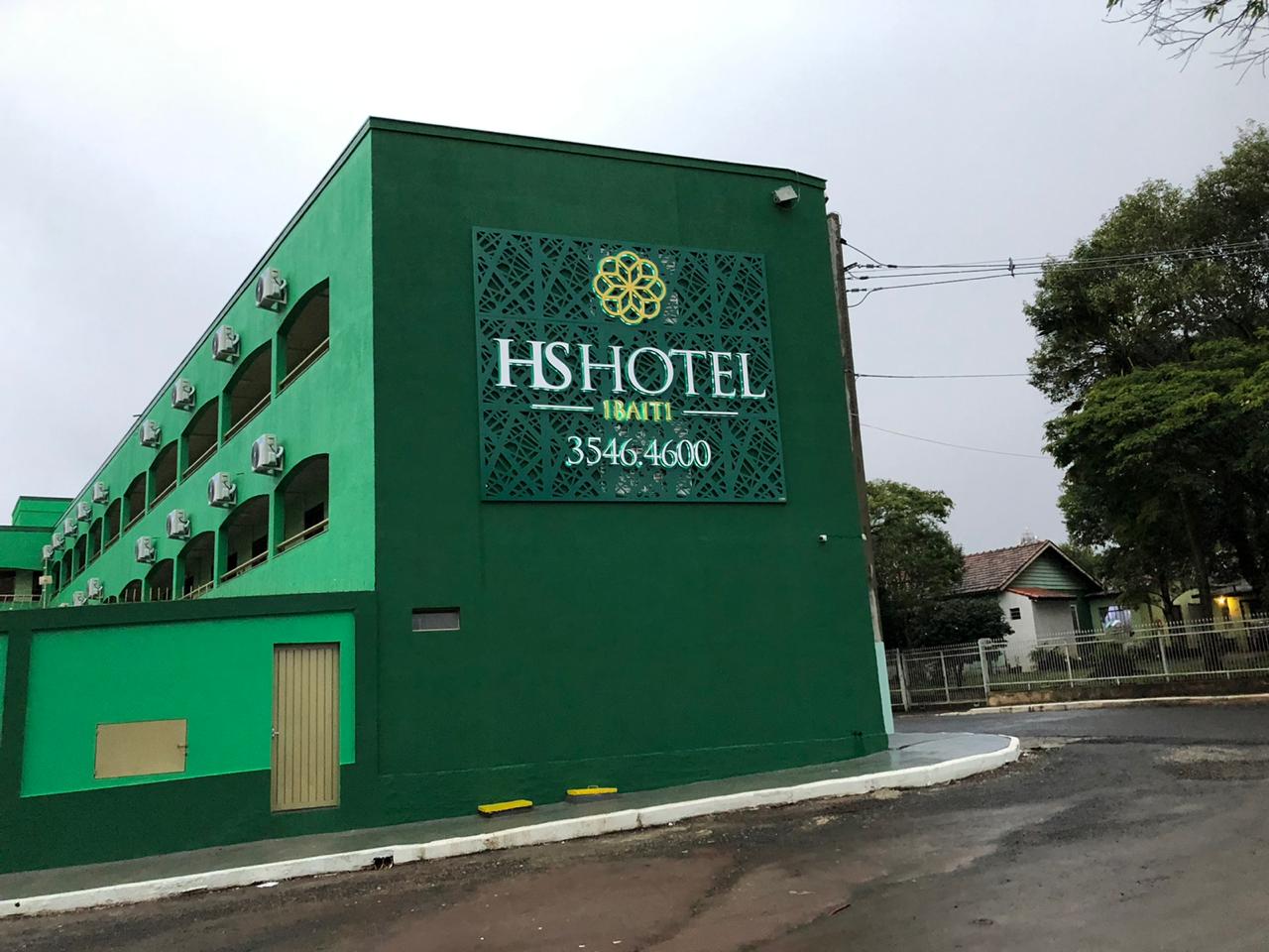 Fachada lateral verde do HS Hotel Ibaiti