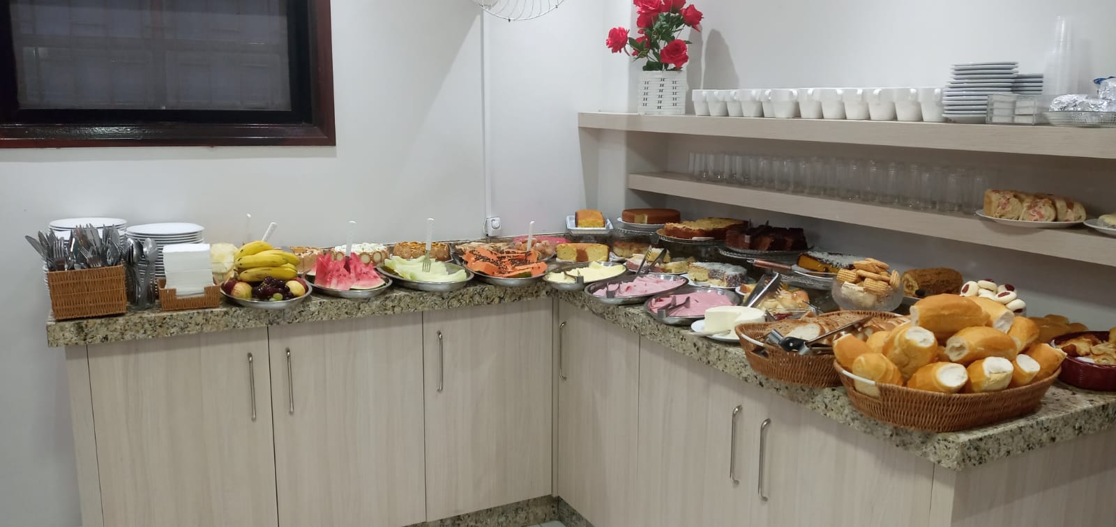 Buffet completo do café da manhã do HS Hotel Ibaiti