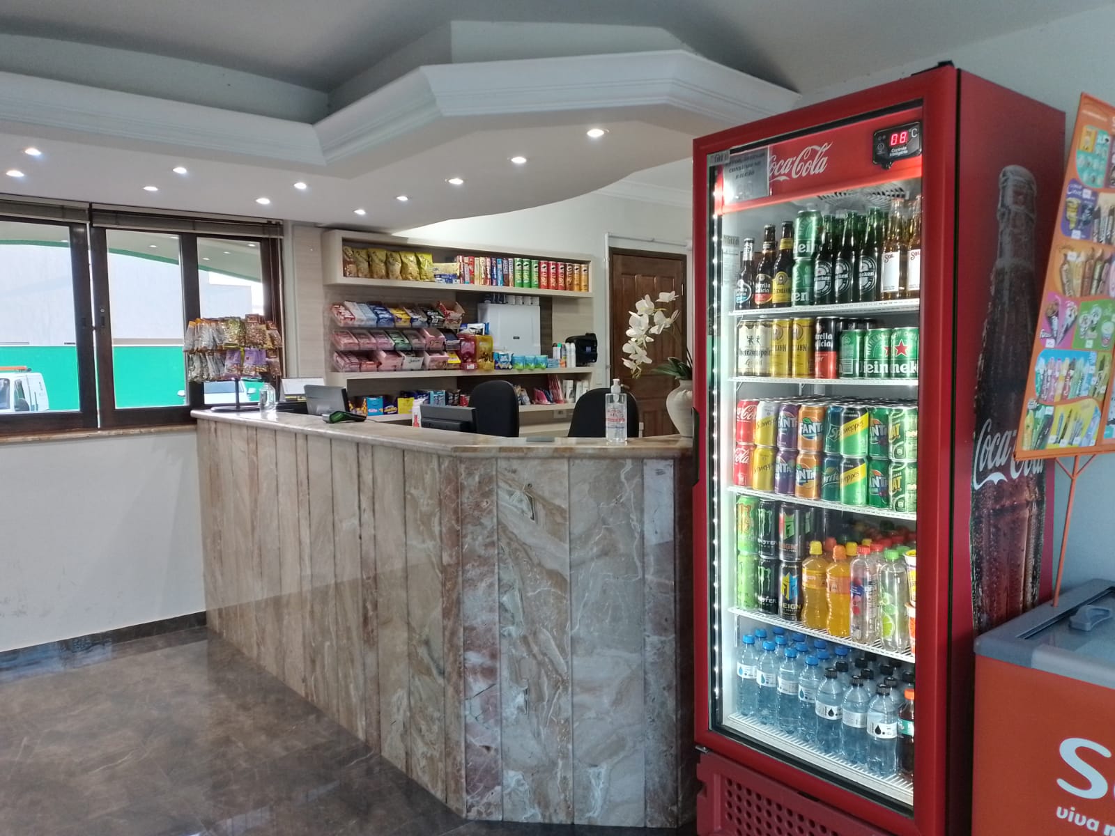 Recepção do hotel com bebidas e conveniência