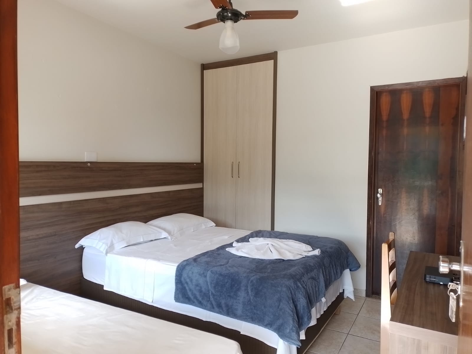 Quarto com cama de casal e cama de solteiro
