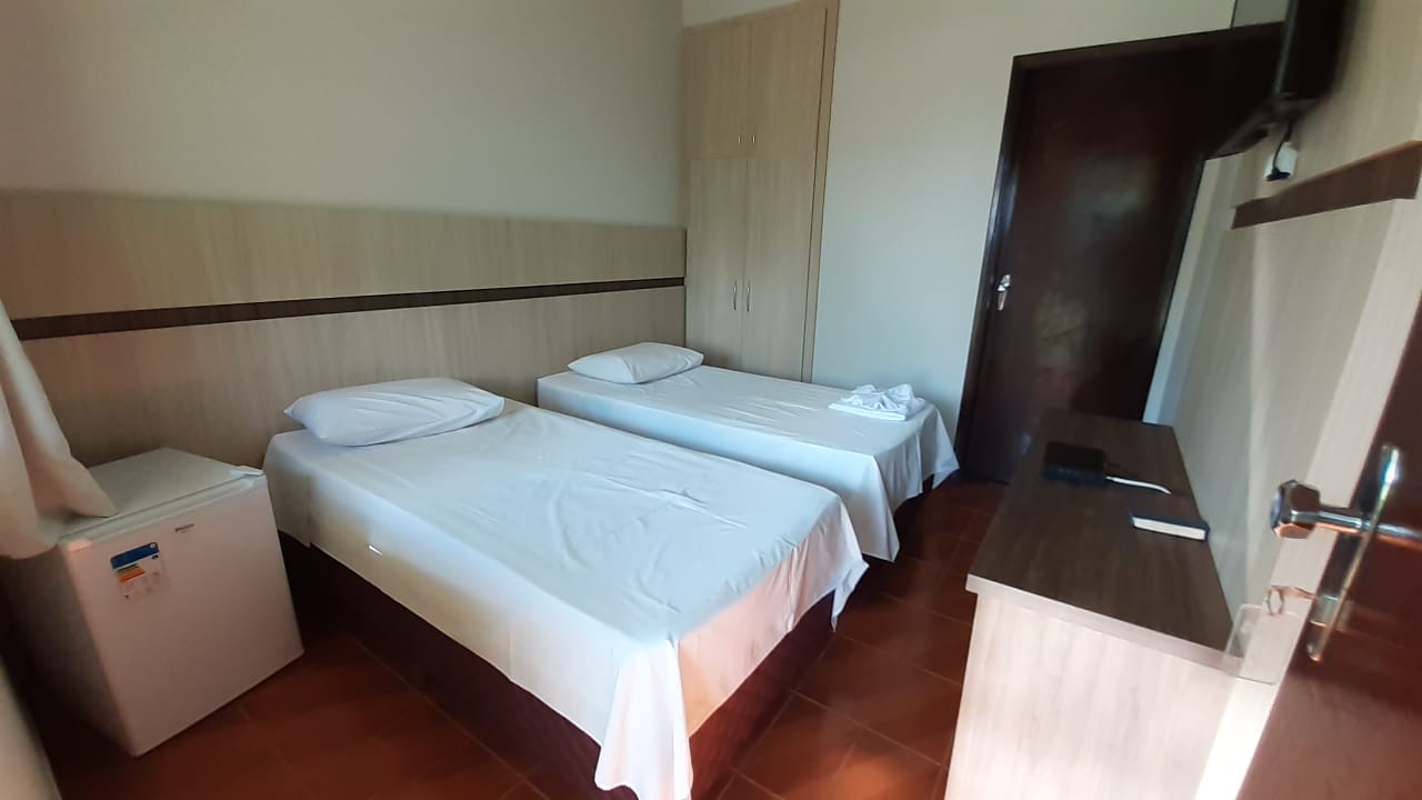 Quarto duplo com frigobar, televisão e duas camas